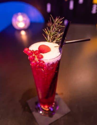 Cocktail du bar avec de la groseille et framboise