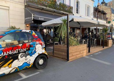 Terrasse extérieure du Manhattan Café dans Deauville