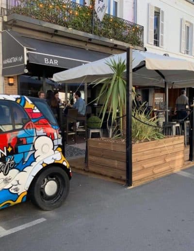 Terrasse extérieure du Manhattan Café dans Deauville